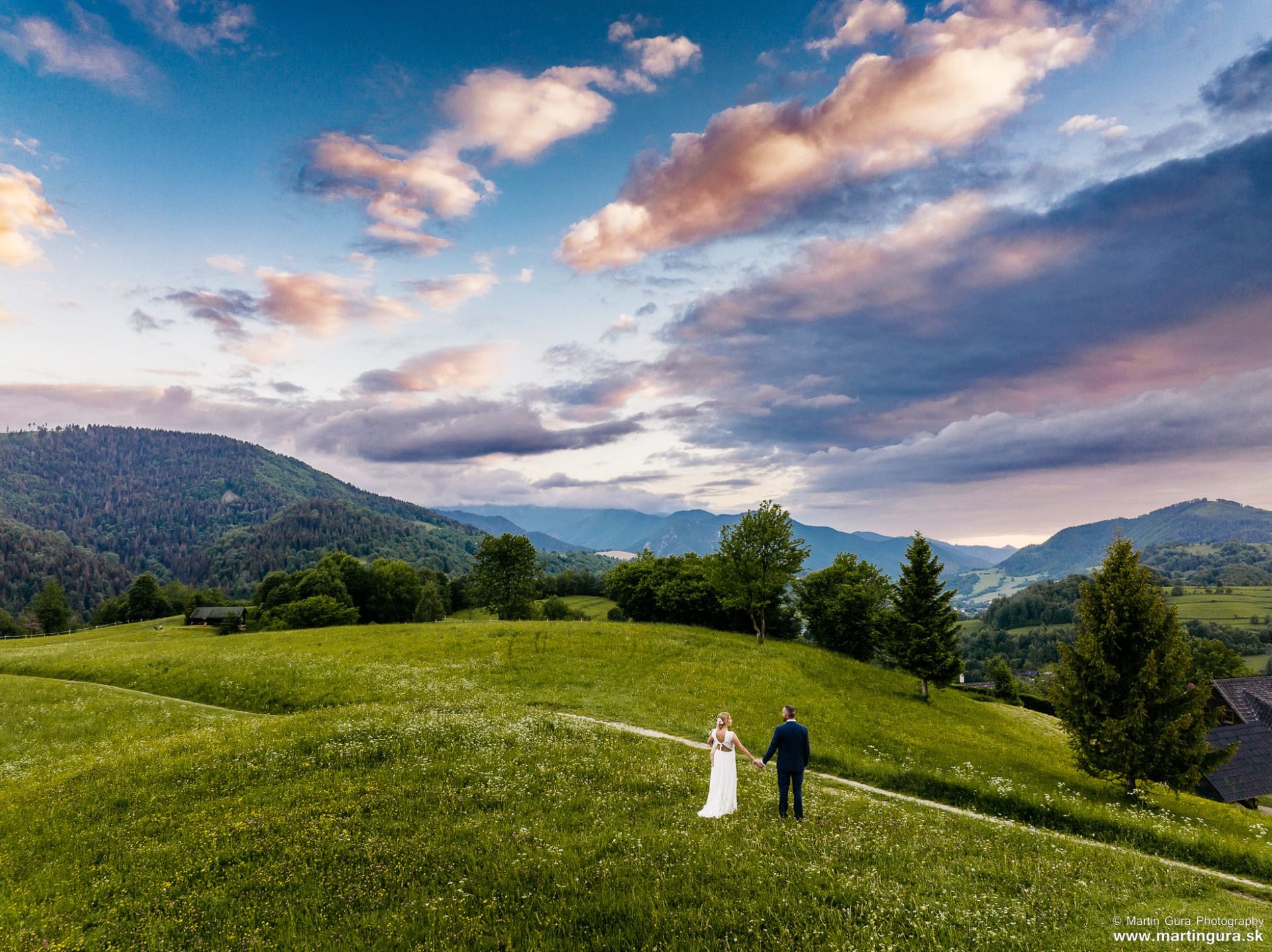 Svadobná fotografia z dronu, novomanželia v prírode pri Terchovej, pohľad zhora