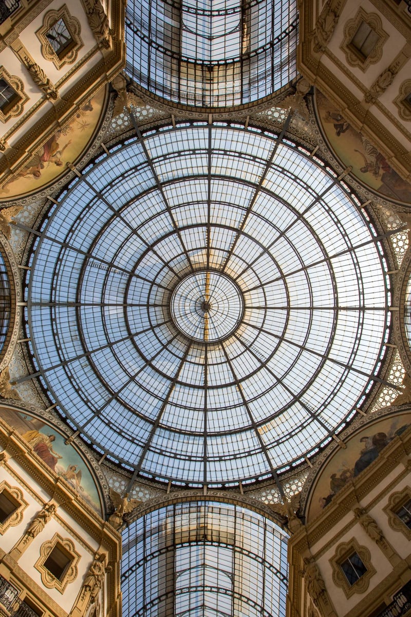 Sklenená kupola pasáže Galleria Vittorio Emanuele II v centre Milána.