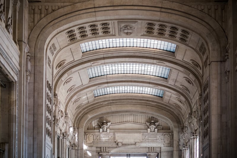 Monumentálny interiér historickej hlavnej stanice Milano Centrale s klenbou.