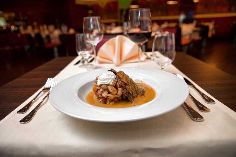 Reklamná fotografia tanieru fine dining z luxusnej reštaurácie.