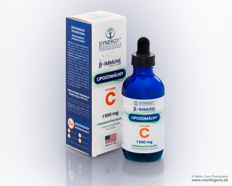 Produktová fotografia lipozomálneho vitamínu C značky Synergy BioNaturals s krabičkou.