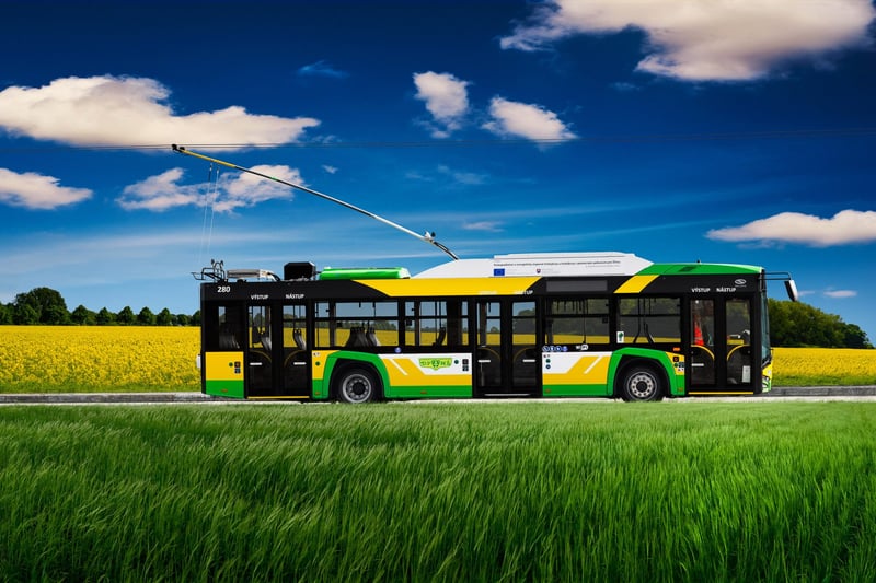 Žltozelený trolejbus Solaris MHD Žilina v žltom kvitnúcom poli repky olejnej.