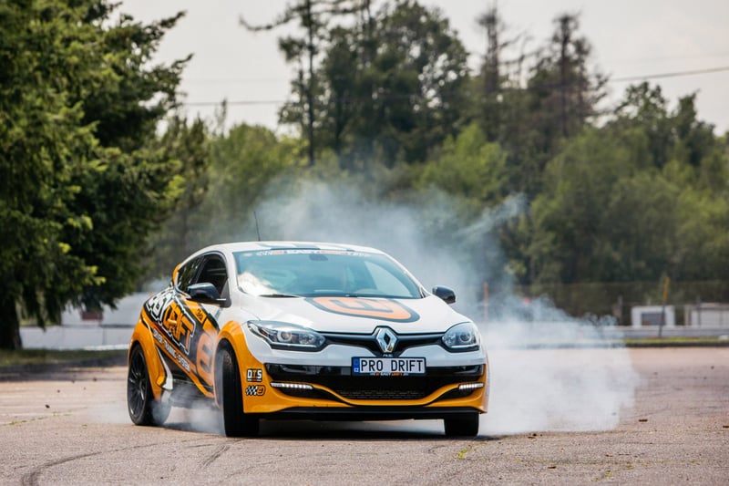 Drift auto s dymom na okruhu počas teambuildingového driftu