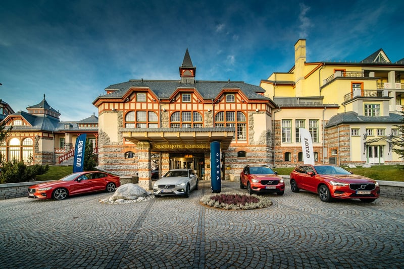 Tri SUV autá zaparkované pred reprezentačným grandhotelom vo Vysokých Tatrách počas launch eventu