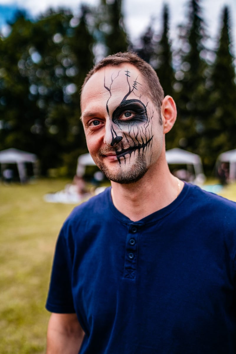 Portrét účastníka s farbeným face paintingom v štýle lebky na outdoor family day
