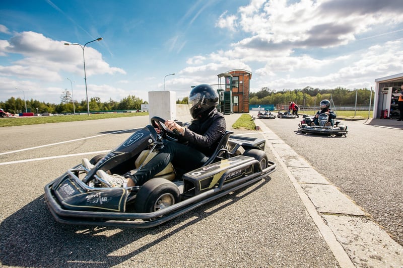 Vodič v go-karte na otvorenej Kart aréne počas teambuildingu