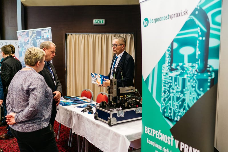 Vystavovateľský stojan s prezentáciou bezpečnostných systémov a ukážkami priemyselnej techniky pre návštevníkov