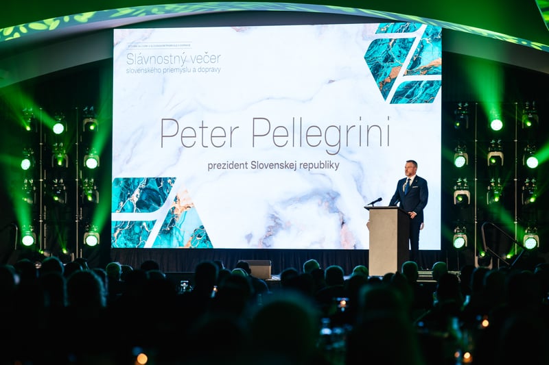 Prezident Slovenskej republiky Peter Pellegrini počas keynote prejavu pri rečníckom pdiu na slávnostnom večeri
