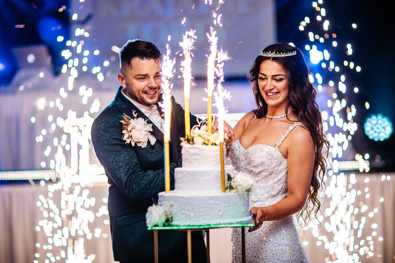 Krájanie svadobnej torty s prskavkami