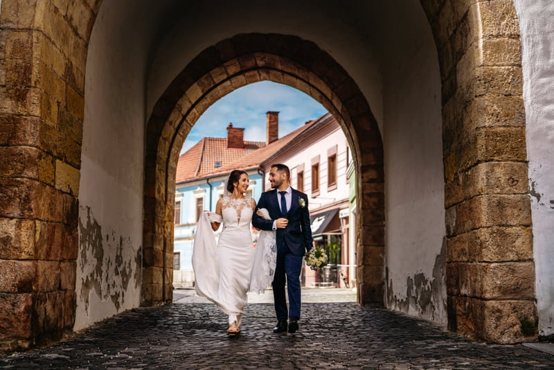 Pár v historickej mestskej bráne