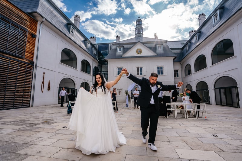 Pár sa raduje po obrade na nádvorí kaštieľa