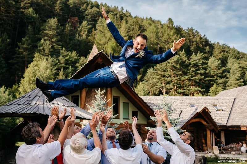 Ženích vo vzduchu pred drevenicou