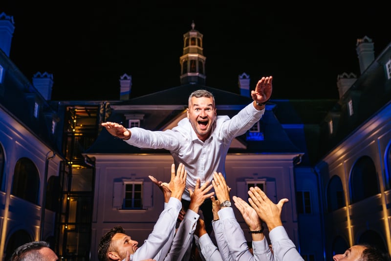 Vyhadzovanie ženícha pred kaštieľom