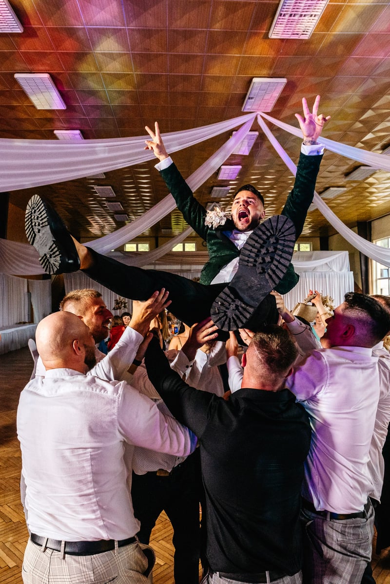 Vyhadzovanie ženícha, živý moment z reálnej svadobnej reportáže