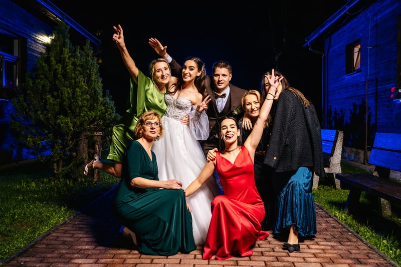 Uvoľnená skupinová fotografia hostí na svadbe